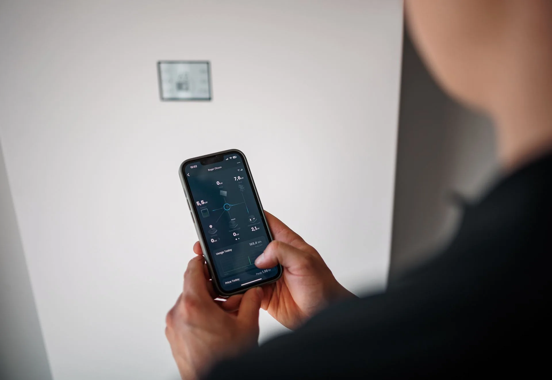 Emaldo-appen i handen, visar batteriets status