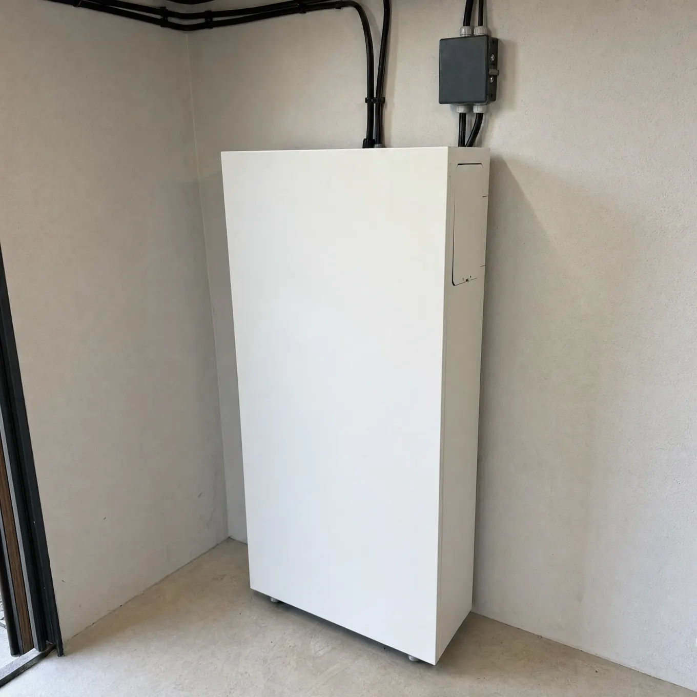 Hembatteri installerat i ett garage
