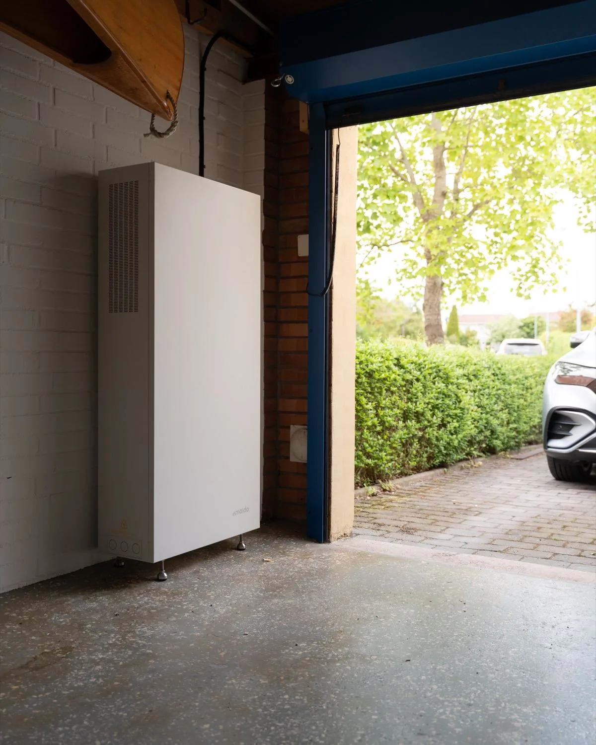 Hembatteri installerat i ett garage hemma hos en kund