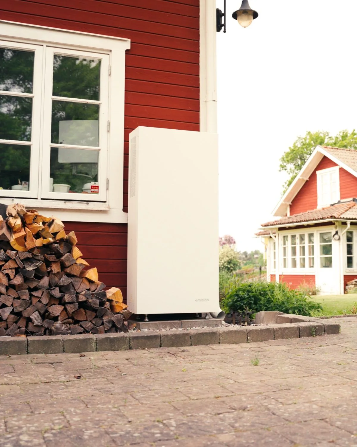 Emaldo Power Store AI installerat vid husväggen hemma hos en kund