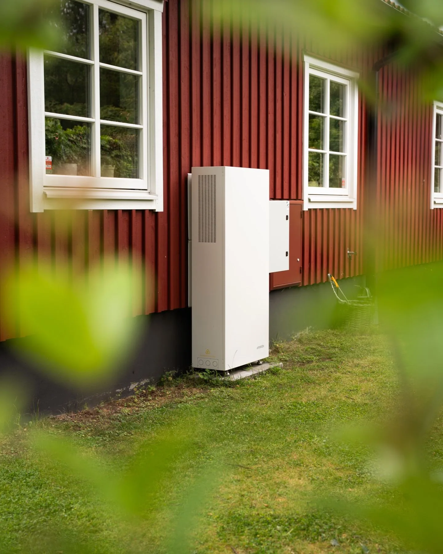 Emaldo-batteri vid en faluröd villa