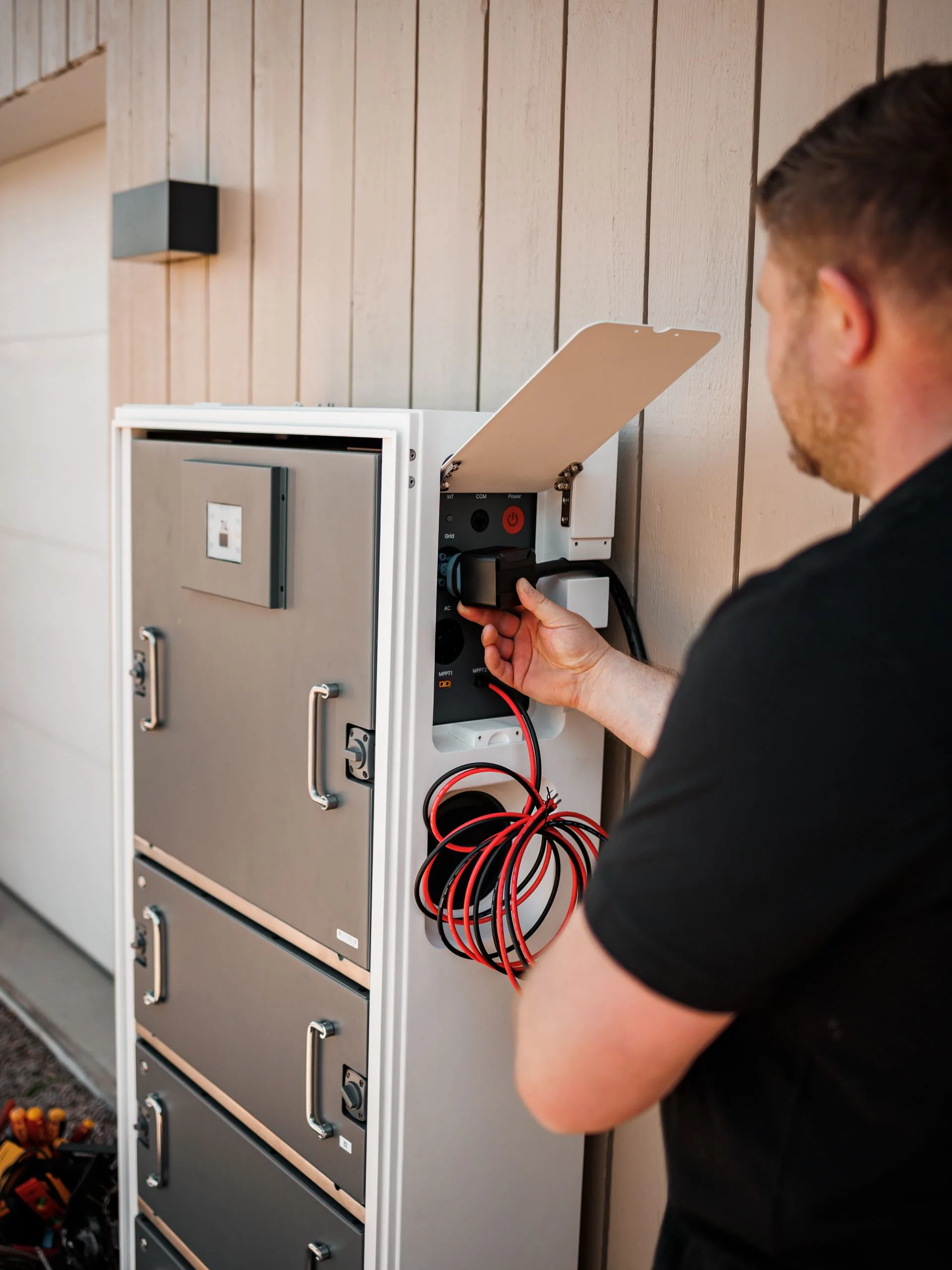 Tekniker installerar ett Emaldo-batteri