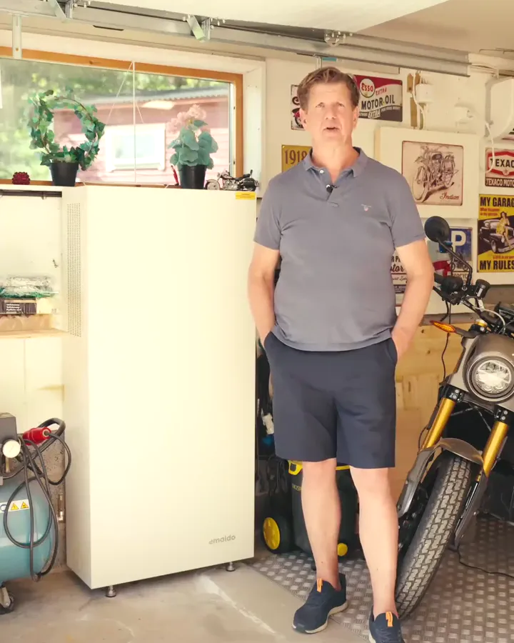 Kim, kund hos Oddes, i garaget bredvid sitt Emaldo-batteri