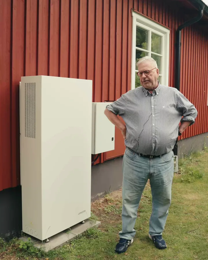 Stephan Carlquist, kund hos Oddes, bredvid sitt batteri i Strandbaden