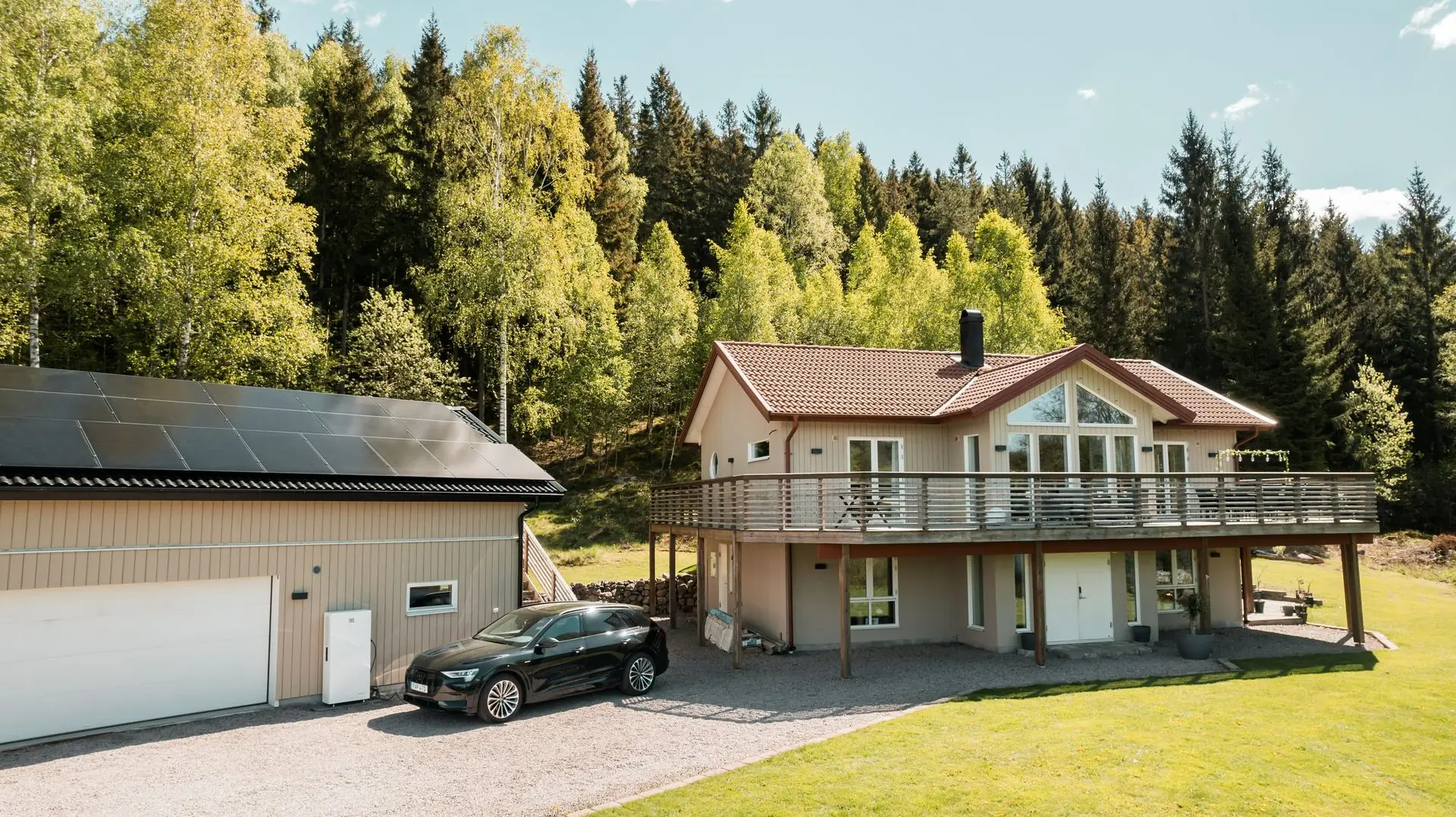Villa med solceller på taket och hembatteri installerat