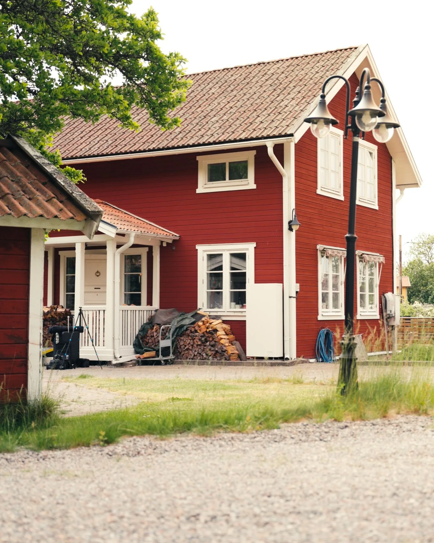 Emaldo-batteri vid en klassisk röd svensk villa
